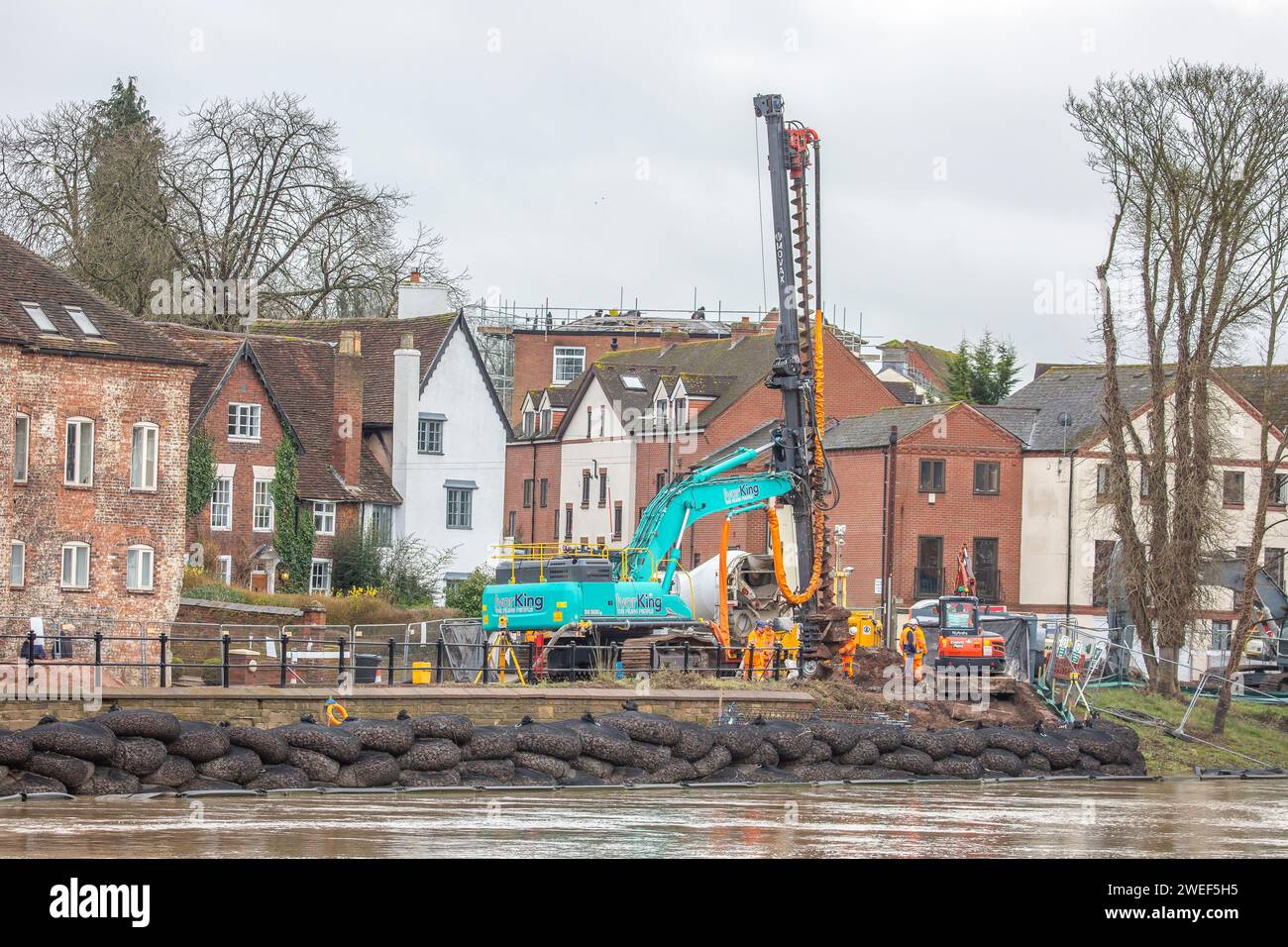 Bewdley, Großbritannien. Januar 2024. Bauunternehmer sind damit beschäftigt, die neuen Flutschutzanlagen auf der Kidderminster-Seite des Flusses in Bewdley zu installieren. Im Stadtzentrum von Bewdley sind bereits Hochwasserschutzanlagen installiert, die die Stadt vor Überschwemmungen hindern, wenn der Fluss anschwillt. Die neuen Verteidigungsanlagen, die installiert werden, werden Eigentum und Menschen auf der Nordseite des Flusses in einem Gebiet namens Beale's Corner schützen, das seit vielen Jahren stark unter Hochwasser in Grundstücke gelitten hat. Quelle: Lee Hudson/Alamy Stockfoto