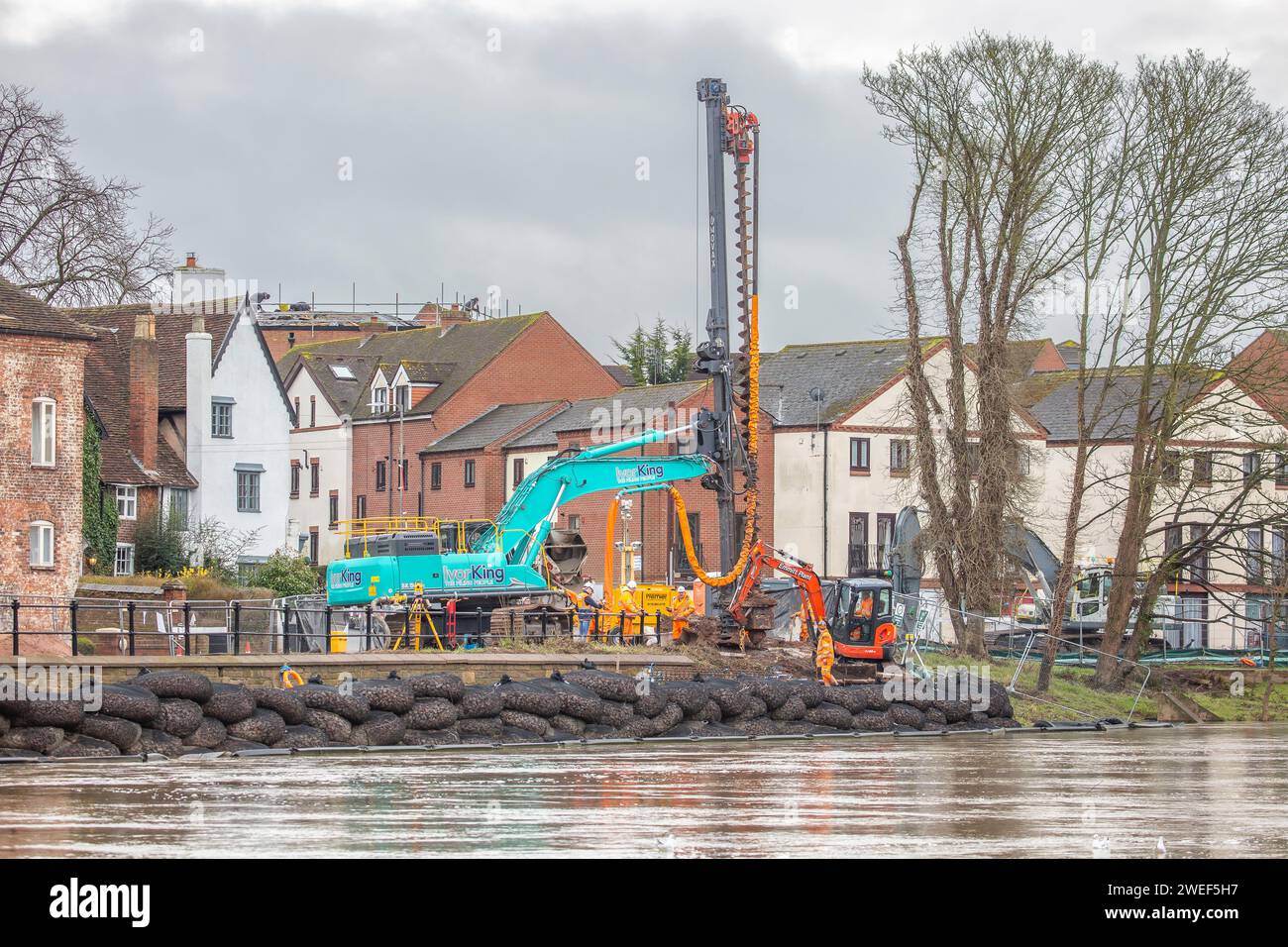 Bewdley, Großbritannien. Januar 2024. Bauunternehmer sind damit beschäftigt, die neuen Flutschutzanlagen auf der Kidderminster-Seite des Flusses in Bewdley zu installieren. Im Stadtzentrum von Bewdley sind bereits Hochwasserschutzanlagen installiert, die die Stadt vor Überschwemmungen hindern, wenn der Fluss anschwillt. Die neuen Verteidigungsanlagen, die installiert werden, werden Eigentum und Menschen auf der Nordseite des Flusses in einem Gebiet namens Beale's Corner schützen, das seit vielen Jahren stark unter Hochwasser in Grundstücke gelitten hat. Quelle: Lee Hudson/Alamy Stockfoto