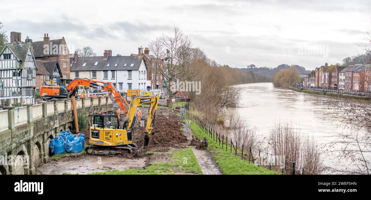 Bewdley, Großbritannien. Januar 2024. Bauunternehmer sind damit beschäftigt, die neuen Flutschutzanlagen auf der Kidderminster-Seite des Flusses in Bewdley zu installieren. Im Stadtzentrum von Bewdley sind bereits Hochwasserschutzanlagen installiert, die die Stadt vor Überschwemmungen hindern, wenn der Fluss anschwillt. Die neuen Verteidigungsanlagen, die installiert werden, werden Eigentum und Menschen auf der Nordseite des Flusses in einem Gebiet namens Beale's Corner schützen, das seit vielen Jahren stark unter Hochwasser in Grundstücke gelitten hat. Quelle: Lee Hudson/Alamy Stockfoto