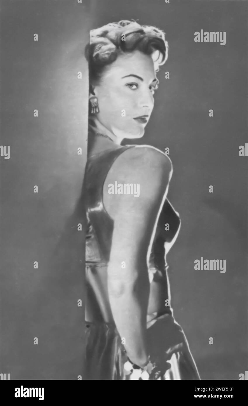 Ein Porträt der Schauspielerin Ava Gardner, berühmt für ihre Rolle in „der Schnee des Kilimandscharo“ (1952). In diesem Drama, das auf Ernest Hemingways Kurzgeschichte basiert, spielt Gardner Cynthia Green, eine reiche und schöne Frau, die das Herz von Harry Street, einem Schriftsteller von Gregory Peck, fängt. Der Film verbindet Themen wie Liebe, Verlust und existenzielle Reflexion vor dem exotischen Hintergrund der afrikanischen Wildnis. Stockfoto