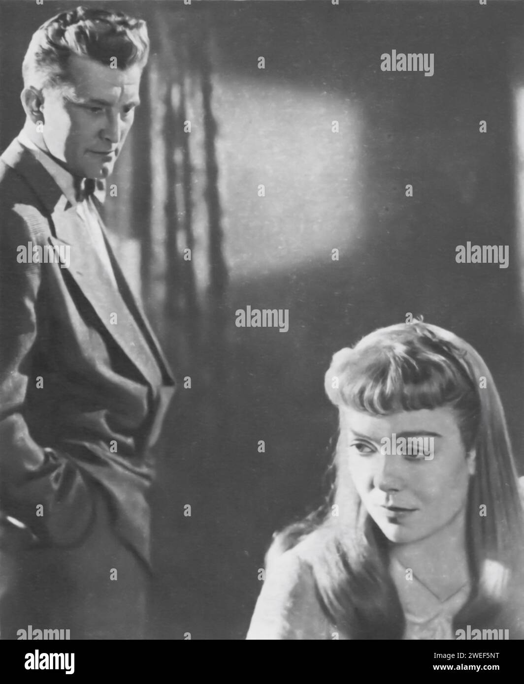 In einer Szene aus The Glass Menagerie (1950) erwecken Kirk Douglas und Jane Wyman den Klassiker von Tennessee Williams zum Leben. Douglas spielt Jim O'Connor, den Gentleman-Anrufer, und Wyman stellt Laura Wingfield dar, eine schüchterne und sensible Frau, die in ihrer eigenen Welt lebt. Stockfoto