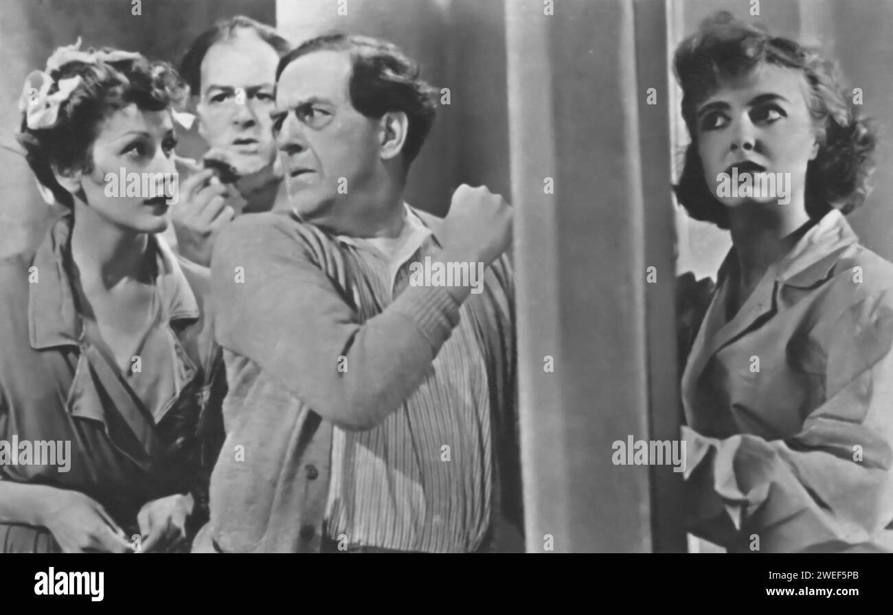 Pauline Stroud, Stanley Holloway und Kay Kendall spielen die Hauptrollen in Lady Godiva Rides Again (1951), einem britischen Comedy-Film. Stroud spielt Marjorie Clark, eine junge Frau, die an einem Schönheitswettbewerb teilnimmt und sich unerwartet in die Welt des Models und Films einlässt. Holloway stellt ihren Vater dar, und Kendall erscheint als erfahreneres und etwas zynisches Modell. Stockfoto