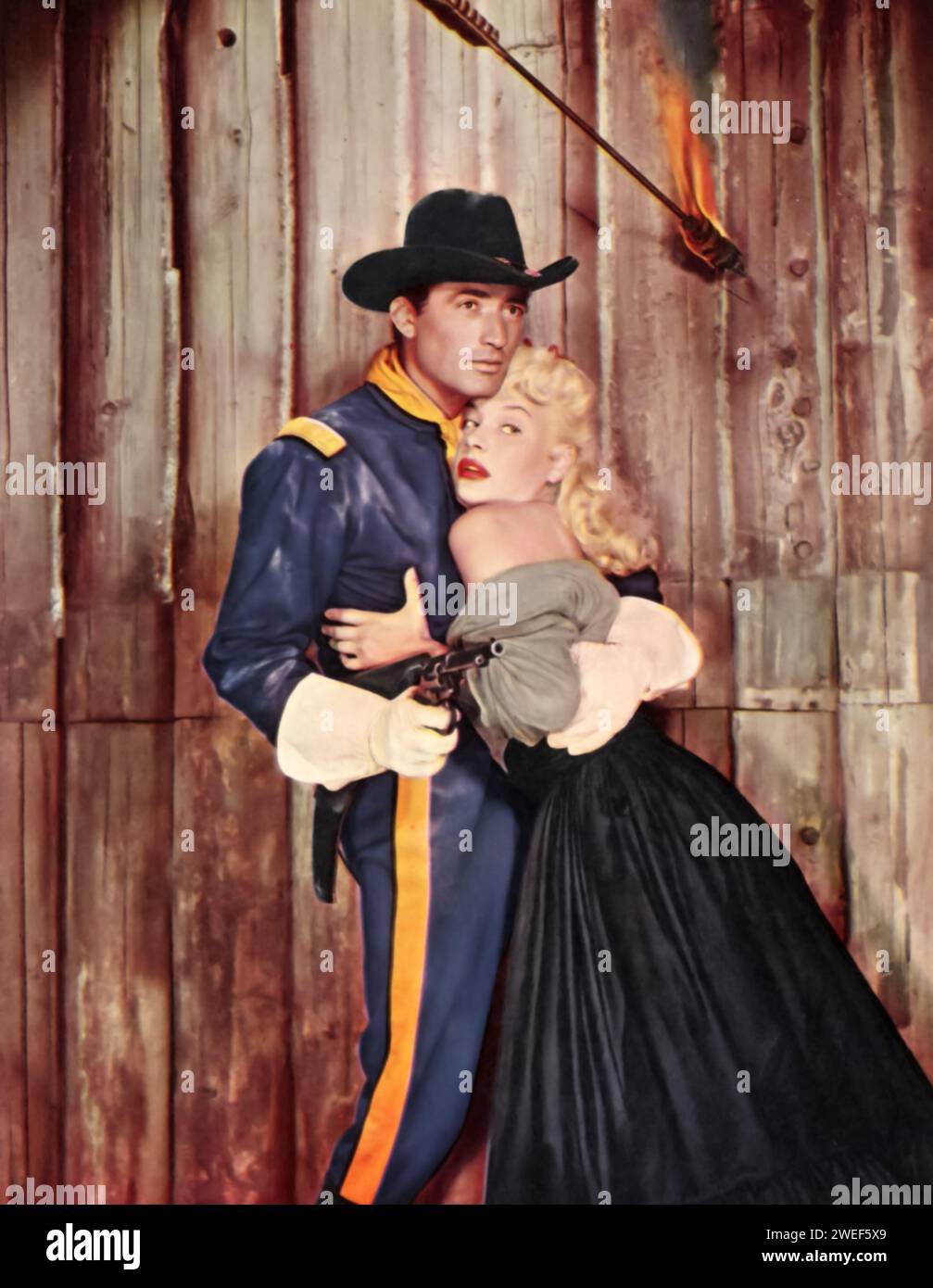 Ein Porträt von Gregory Peck und Barbara Payton, Stars des Films Only the Valiant (1951). In diesem Western-Film stellt Peck Captain Richard Lance dar, einen Kavallerie-Offizier, der mit der Verteidigung einer strategischen Festung beauftragt ist. Payton spielt Cathy Eversham, die Frau, die er liebt. Der Film konzentriert sich auf Captain Lances Kampf, eine kleine Gruppe von Soldaten auf eine gefährliche Mission gegen überwältigende Chancen zu führen, wobei Themen wie Tapferkeit, Opfer und Ehre hervorgehoben werden. Stockfoto