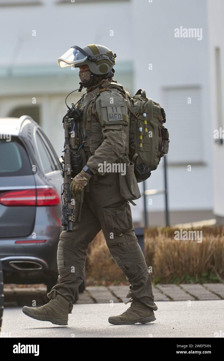 Montabaur, Deutschland. Januar 2024. Ein SEK-Offizier läuft nach dem Angriff vor einem Wohngebäude. Nach Angaben der Polizei wurden drei Menschen, darunter ein Kind, bei einem gewalttätigen Angriff in einem Wohngebiet getötet. Die Rettungsdienste entdeckten den mutmaßlichen Täter nach dem Betreten des Gebäudes schwer verletzt, so ein Polizeisprecher. Quelle: Sascha Ditscher/dpa/Alamy Live News Stockfoto