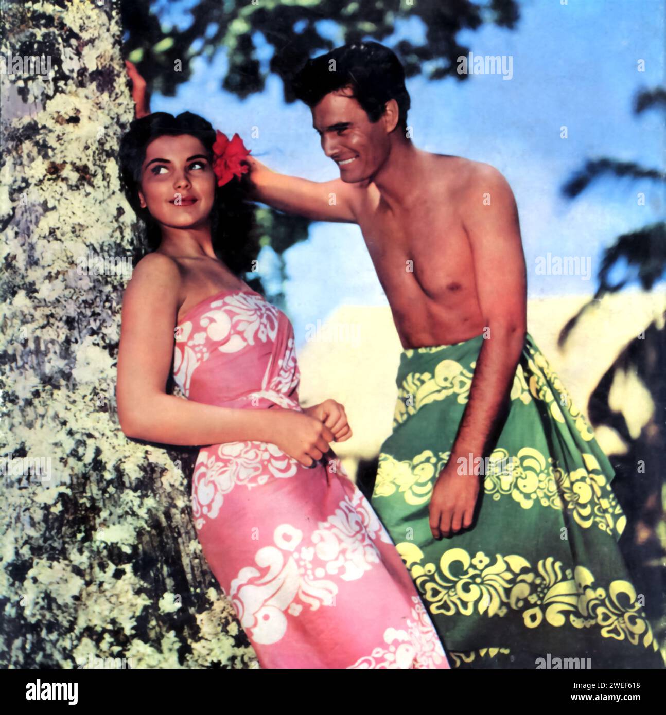 Ein Porträt von Debra Paget und Jeff Chandler, Stars des Films 'Bird of Paradise' (1951). In diesem romantischen Drama auf den üppigen und exotischen polynesischen Inseln spielt Paget Kalua, eine wunderschöne einheimische Prinzessin. Chandler stellt Andre Laurence dar, einen jungen Amerikaner, der auf der Insel Schiffbruch erlitt. Der Film entfaltet sich um ihre verbotene Liebesaffäre, die mit den Tabus und Traditionen der Insel in Konflikt steht. Stockfoto