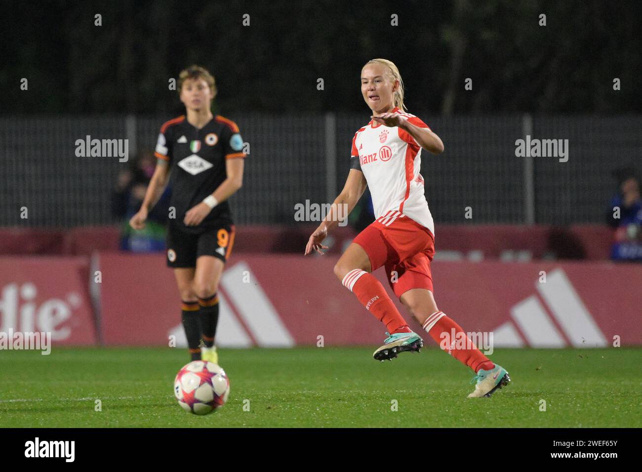 Roma, Italien. Januar 2024. Foto Fabrizio Corradetti/LaPresse 24 Gennaio 2024 - Roma, Italia - Sport, calcio - Roma vs Bayern Monaco - UEFA Women Champions League 2023-2024 - Stadio Tre Fontane. Nella Foto: Pernille Harder (FC Bayern München); 24. Januar, Rom, Italien - Sport, Fußball - Roma vs Bayern Monaco - UEFA Women's Champions League 2023-2024 - Tre Fontane Stadium. Im Bild: Pernille Harder (FC Bayern München); Foto: LaPresse/Alamy Live News Stockfoto