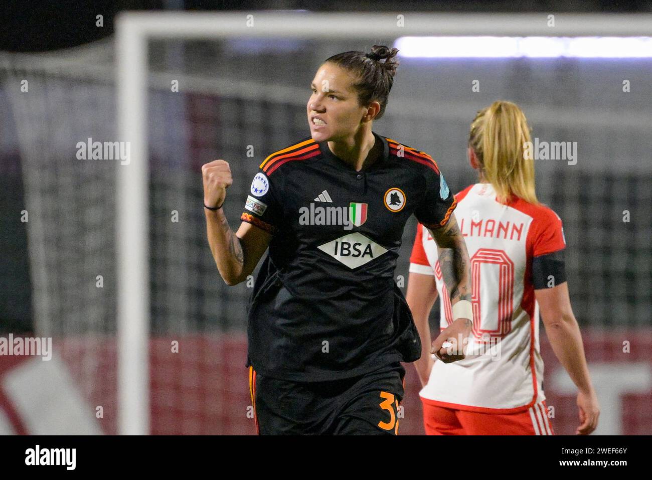 Roma, Italien. Januar 2024. Foto Fabrizio Corradetti/LaPresse 24 Gennaio 2024 - Roma, Italia - Sport, calcio - Roma vs Bayern Monaco - UEFA Women Champions League 2023-2024 - Stadio Tre Fontane. Nella Foto: Elena Linari (AS Roma Women); 24. Januar, Rom, Italien - Sport, Fußball - Roma vs Bayern Monaco - UEFA Women's Champions League 2023-2024 - Tre Fontane Stadium. Auf dem Bild: Elena Linari (AS Roma Women); Credit: LaPresse/Alamy Live News Stockfoto