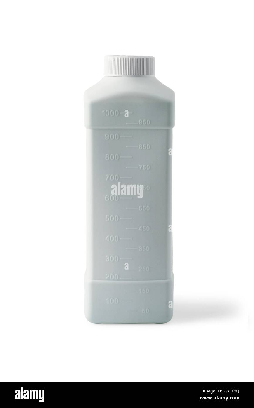 Weiße Kunststoffflasche mit Messskala auf weißem Hintergrund Stockfoto