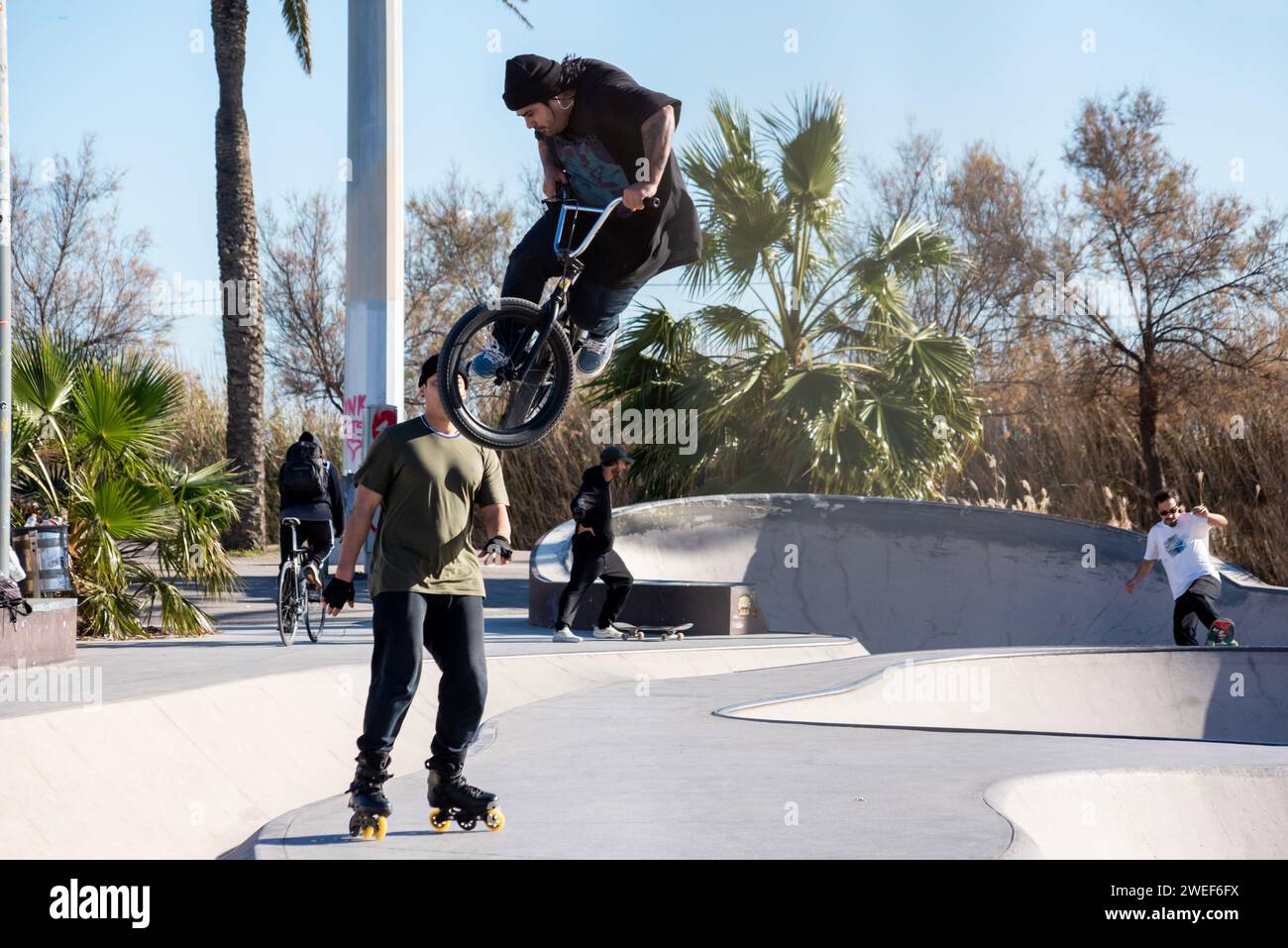 Lebendiges Skate-Leben: BMX-Jump-, Skater- und Skateboarder erzeugen im urbanen Skatepark dynamische Energie. Stockfoto