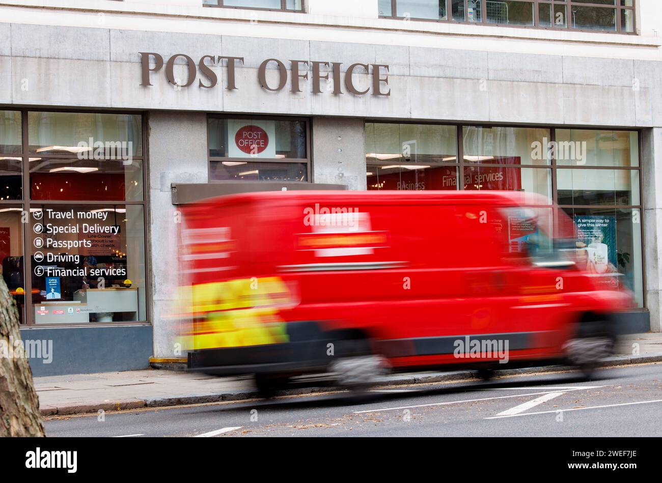 London, Großbritannien. Januar 2024. Die Royal Mail steht unter Druck, da die britische Regulierungsbehörde Ofcom vorschlägt, die Lieferungen auf drei Tage pro Woche zu kürzen. Das Postamt hat auch unter dem Software-Skandal von Fujitsu Horizon gelitten, bei dem Hunderte von Postmastern fälschlicherweise beschuldigt wurden, das Postamt gestohlen zu haben. Quelle: Mark Thomas/Alamy Live News Stockfoto