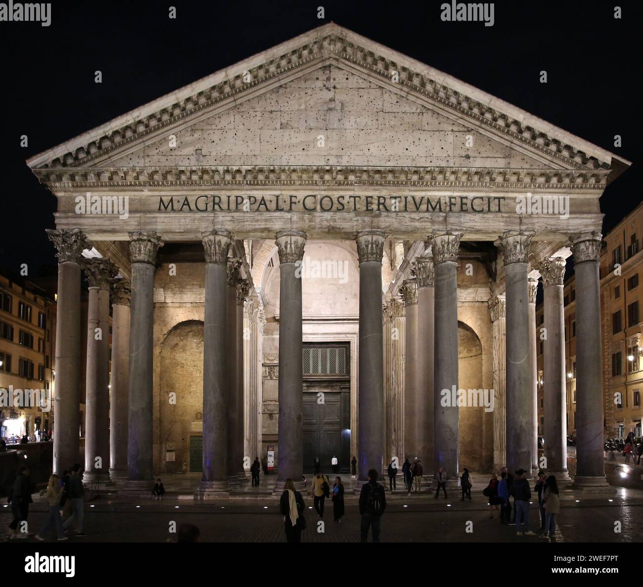 Italien. Rom. Pantheon. Antike römische Tempel. Blick auf die Fassade. 2. Jahrhundert. Stockfoto