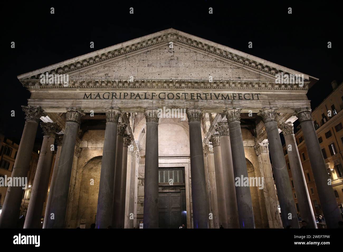 Italien. Rom. Pantheon. Antike römische Tempel. Blick auf die Fassade. 2. Jahrhundert. Stockfoto