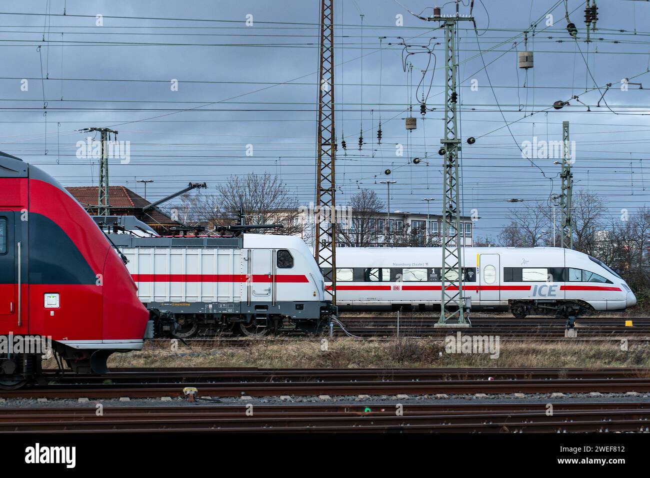 Personenzüge verschiedener Typen stehen auf den Anschlussgleisen. Ein Regionalzug, ein Regionalexpress und ein Intercity-Zug zusammen. Leipzig Hauptbahnhof. Stockfoto
