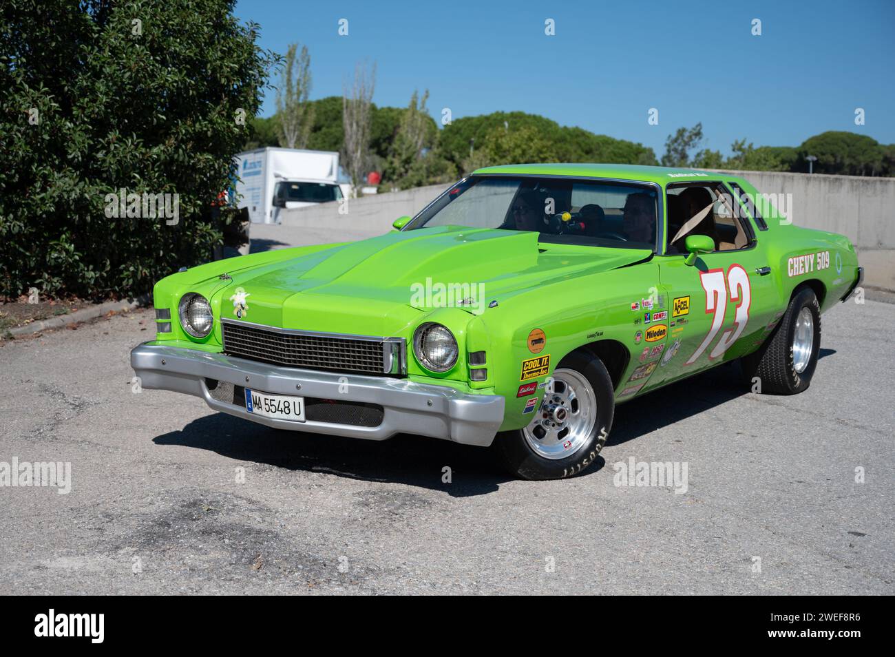 Vorderansicht eines beeindruckenden, grünen Chevrolet Monte Carlo American Muscle Car der zweiten Generation, der für ein Viertelmeilenrennen vorbereitet ist Stockfoto