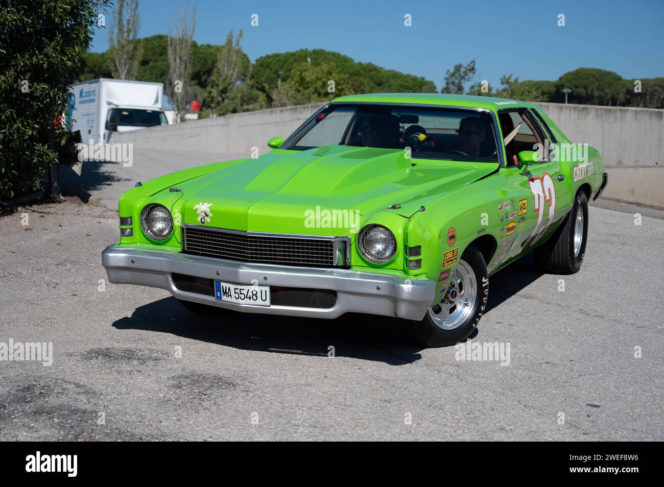 Vorderansicht eines beeindruckenden, grünen Chevrolet Monte Carlo American Muscle Car der zweiten Generation, der für ein Viertelmeilenrennen vorbereitet ist Stockfoto