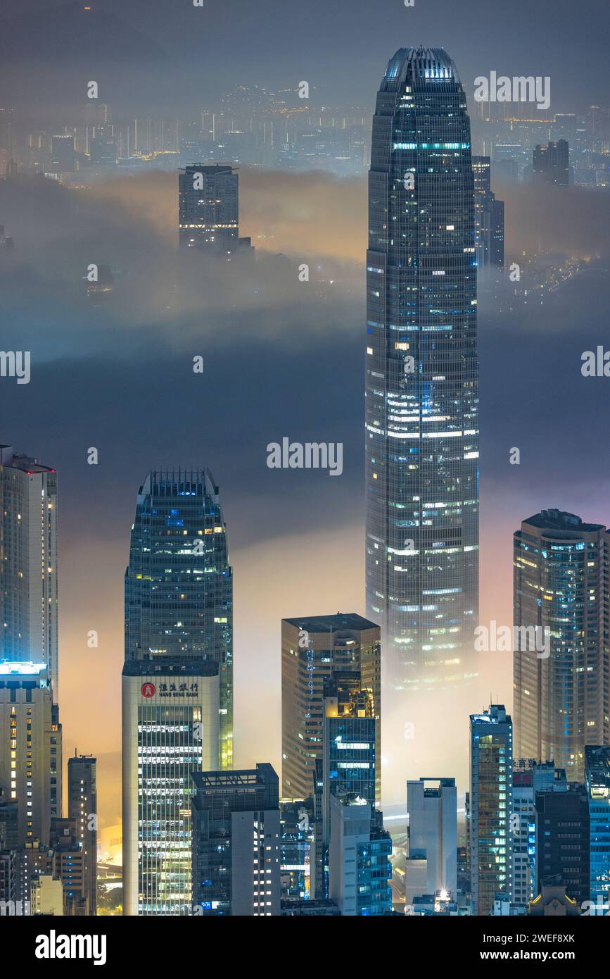 Ein atemberaubendes Foto, das eine geschäftige Stadtlandschaft voller hoch aufragender Wolkenkratzer zeigt und die beeindruckenden Errungenschaften der urbanen Architektur zeigt Stockfoto