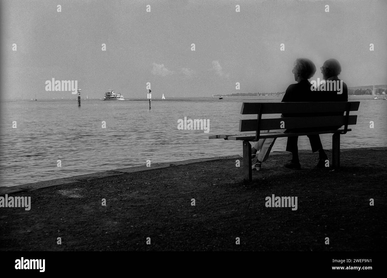 BRD, Konstanz, 27.07.1990, älteres Paar auf einer Bank am Bodensee bei Konstanz, Rolf Zoellner Bodensee *** BRD, Konstanz, 27 07 1990, älteres Paar auf einer Bank am Bodensee bei Konstanz, Rolf Zoellner Bodensee Landschaft Stockfoto