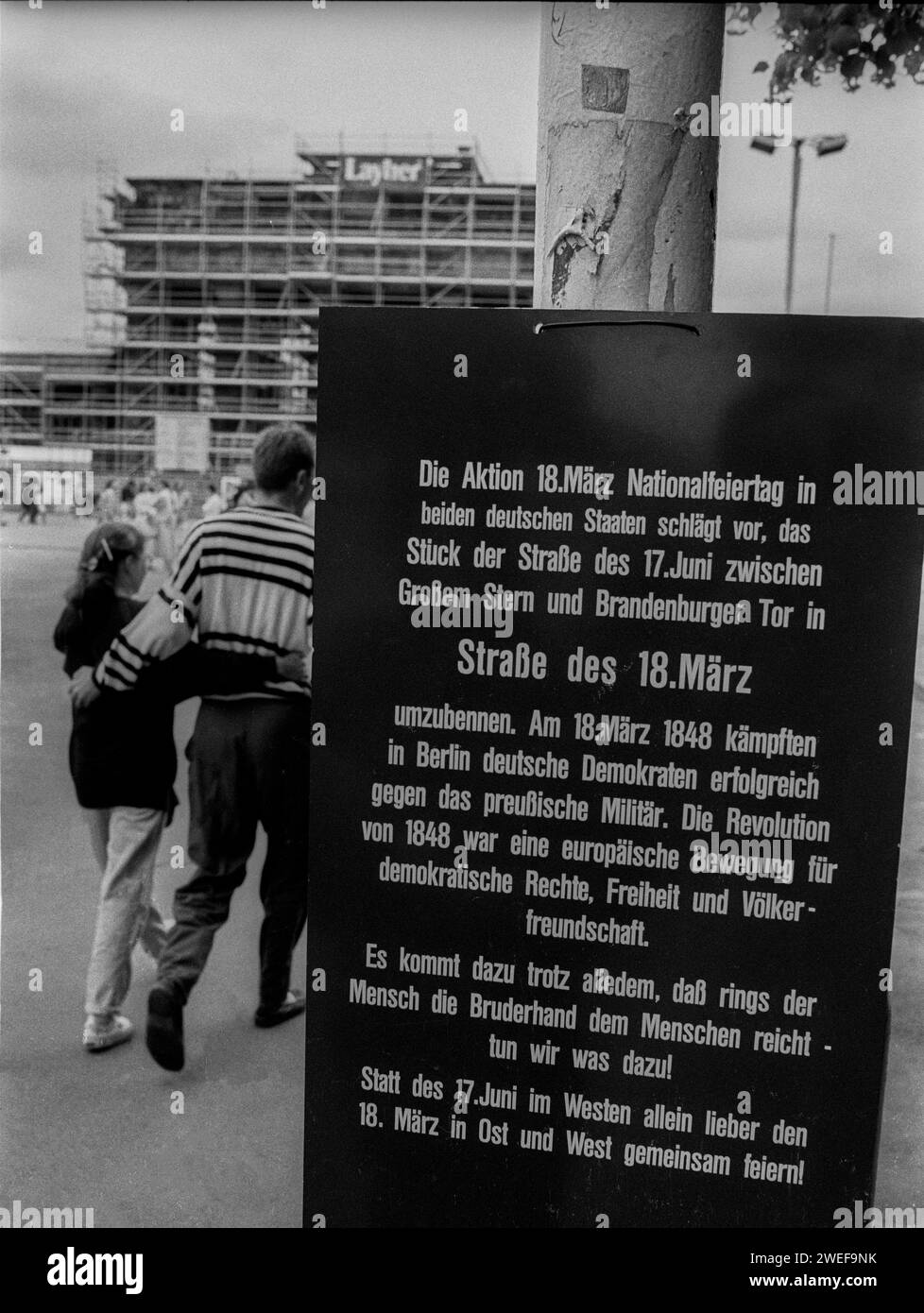 DDR, Berlin, 17.06.1990, Aktion 18. März, Bündnis für eine Umbenennung der Straße des 17. Juni in der Straße des 18. März, Rolf Zoellner Aktion 18. März *** DDR, Berlin, 17 06 1990, Aktion 18 März, Allianz zur Umbenennung von Straße des 17 Juni in Straße des 18 März, Rolf Zoellner Aktion 18 März Stockfoto