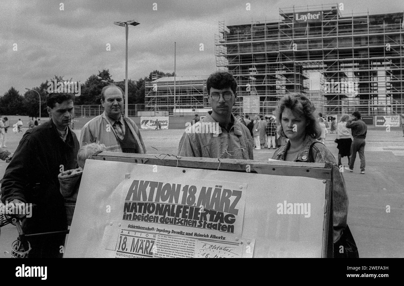 DDR, Berlin, 17.06.1990, Aktion 18. März, Bündnis für eine Umbenennung der Straße des 17. Juni in der Straße des 18. März, Rolf Zoellner Aktion 18. März *** DDR, Berlin, 17 06 1990, Aktion 18 März, Allianz zur Umbenennung von Straße des 17 Juni in Straße des 18 März, Rolf Zoellner Aktion 18 März Stockfoto