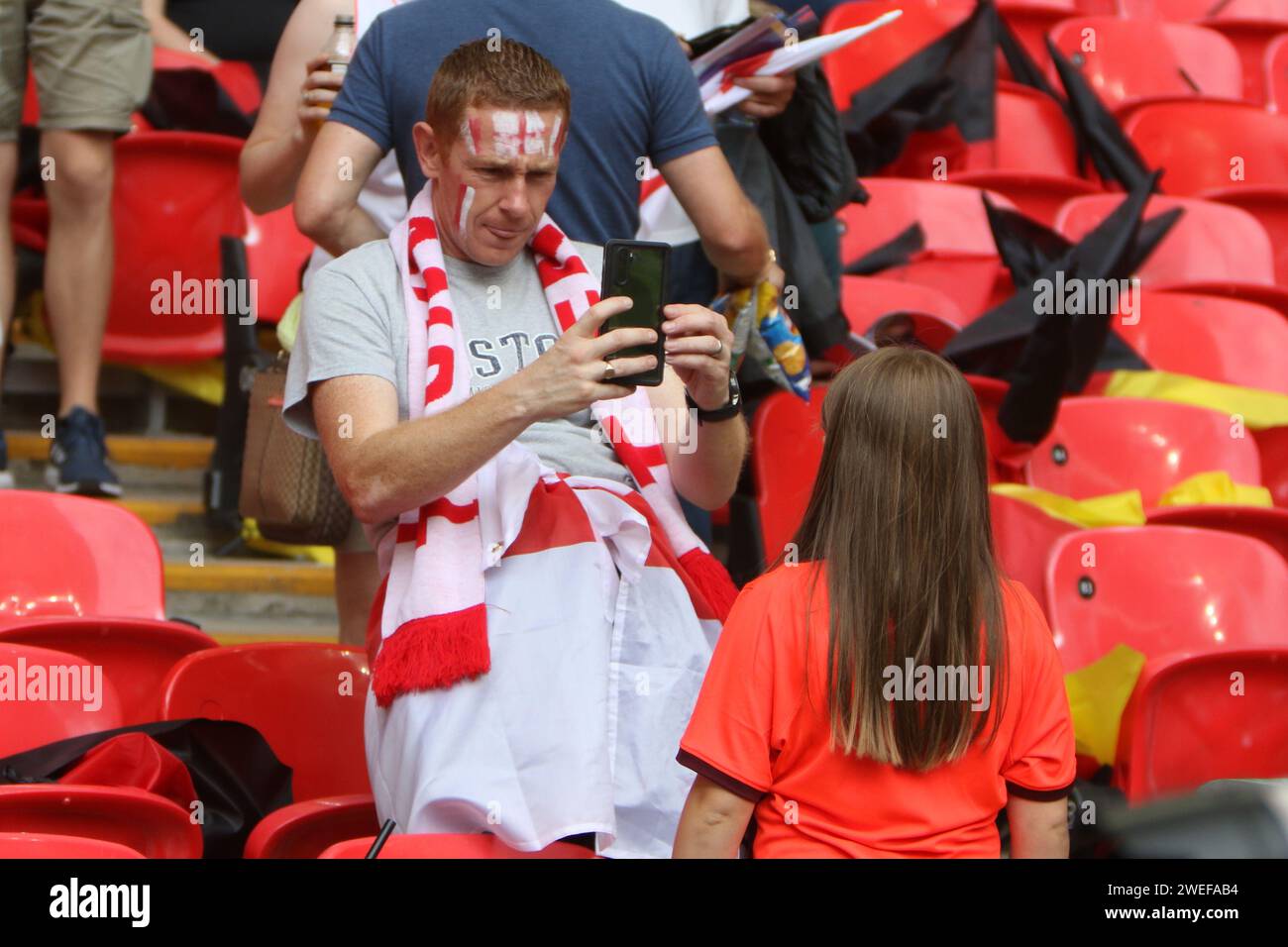 Mann macht ein Foto mit seinem Handy UEFA Women's Euro Final 2022 England gegen Deutschland im Wembley Stadium, London 31. Juli 2022 Stockfoto