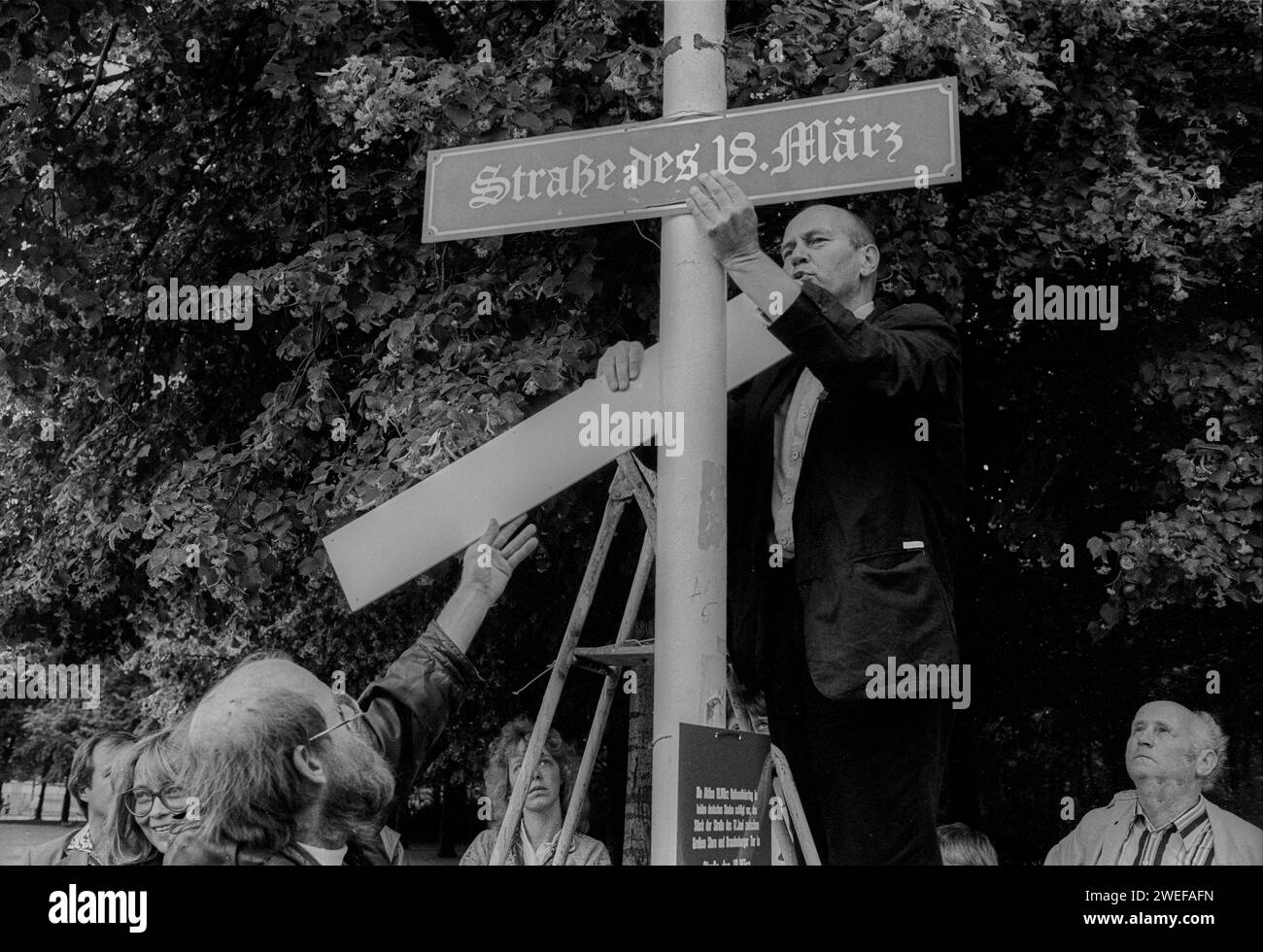 DDR, Berlin, 17.06.1990, Aktion 18. März, Bündnis für eine Umbenennung der Straße des 17. Juni in der Straße des 18. März, Straßenschild, Rolf Zoellner Aktion 18. März *** DDR, Berlin, 17 06 1990, Aktion 18 März, Allianz zur Umbenennung von Straße des 17 Juni in Straße des 18 März, Straßenschild, Rolf Zoellner Aktion 18 März Stockfoto
