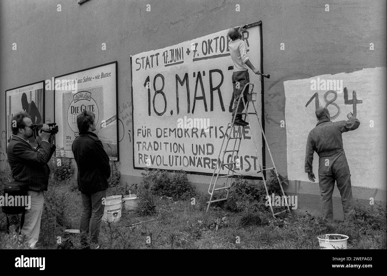 DDR, Berlin, 17.06.1990, Aktion 18. März, Bündnis für eine Umbenennung der Straße des 17. Juni in der Straße des 18. März, Plakat, Rolf Zoellner Aktion 18. März *** DDR, Berlin, 17 06 1990, Aktion 18 März, Allianz zur Umbenennung von Straße des 17 Juni in Straße des 18 März, Poster, Rolf Zoellner Aktion 18 März Stockfoto