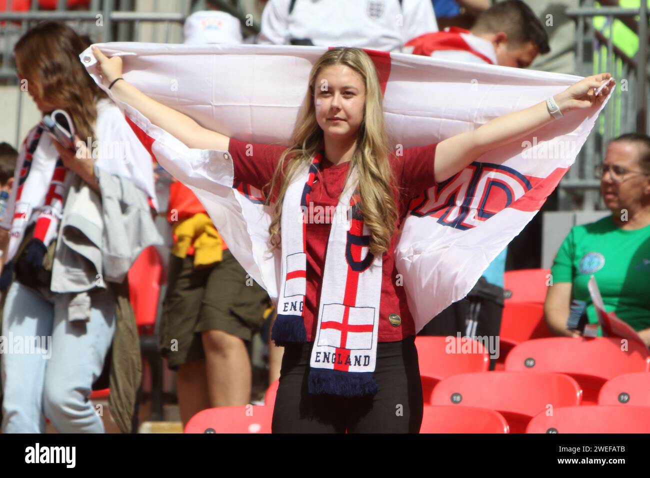 Fan mit englischer Flagge UEFA Women's Euro Final 2022 England gegen Deutschland im Wembley Stadium, London 31. Juli 2022 Stockfoto