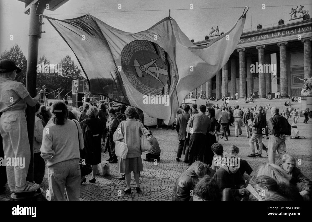 DDR, Berlin, 28.09.1990, Frauendemo gegen Abtreibungsverbot, im Lustgarten, DDR Fahne, Rolf Zoellner Protest gegen Abtreibungsverbot *** DDR, Berlin, 28 09 1990, Frauendemonstration gegen Abtreibungsverbot, im Lustgarten, DDR-Flagge, Rolf Zoellner Protest gegen Abtreibungsverbot Stockfoto