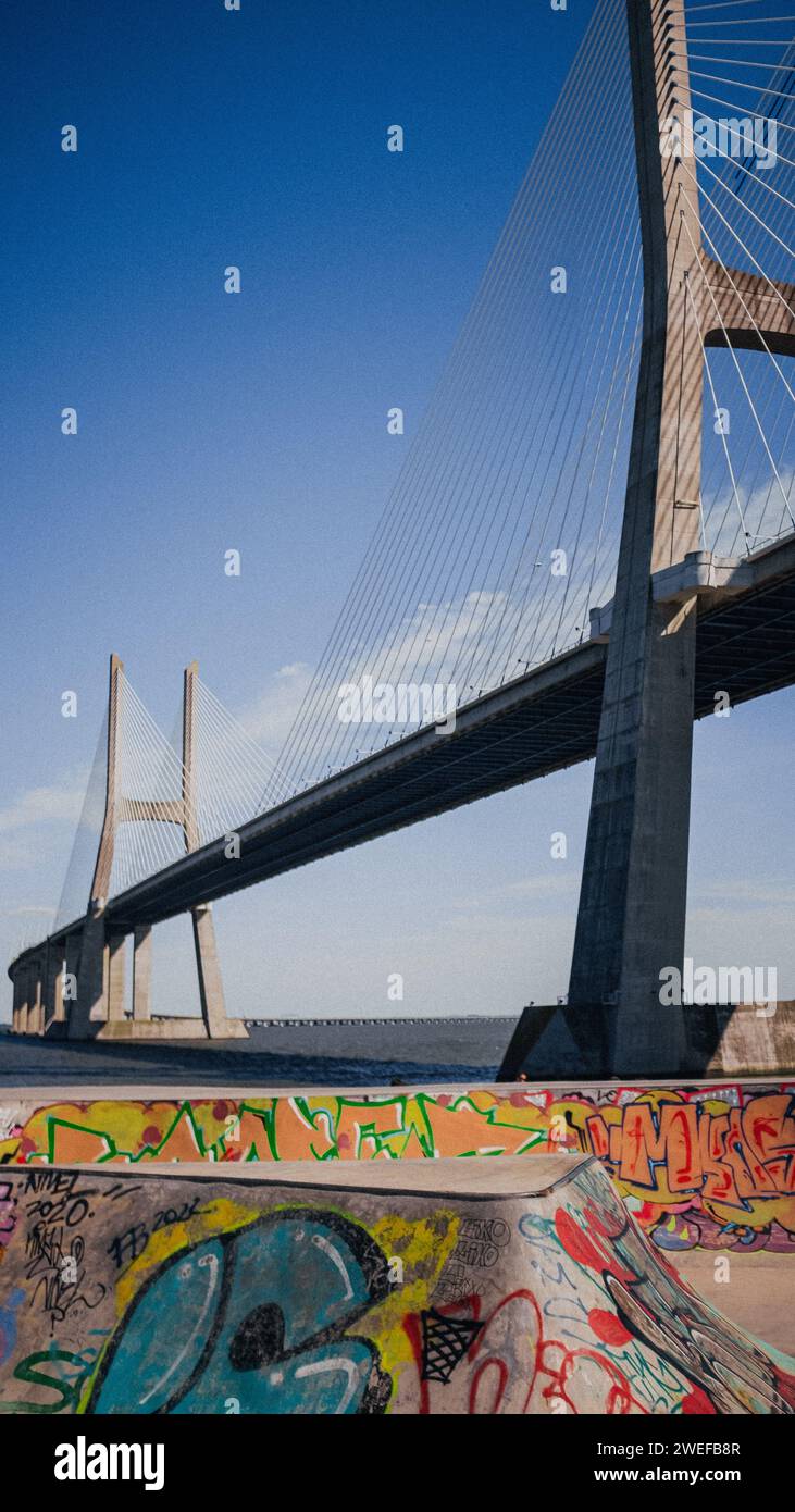 Vasco da Gama Brücke mit einem Skatepark im Vordergrund Stockfoto