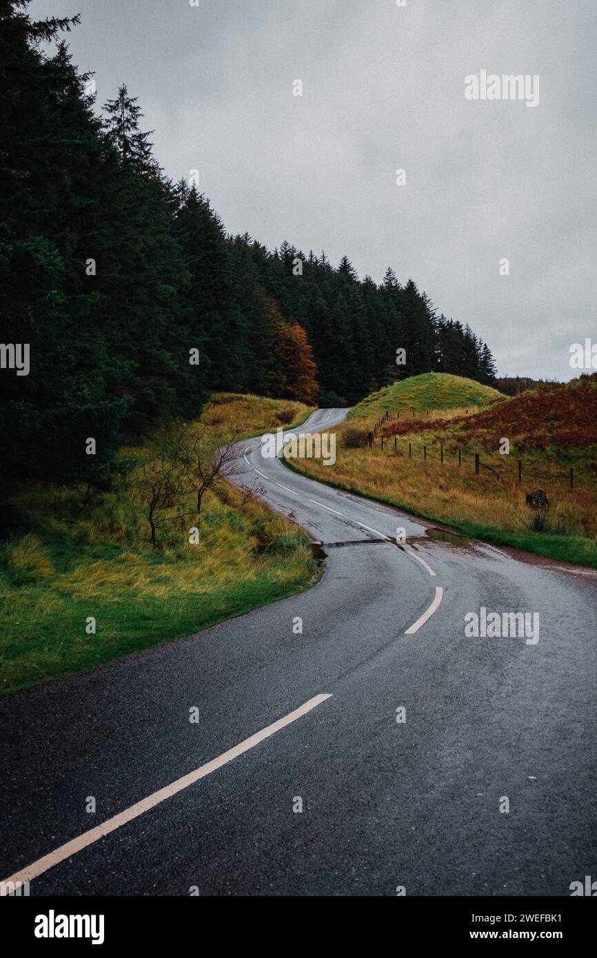 Herbststraße in Schottland, bedeckt mit Regen Stockfoto