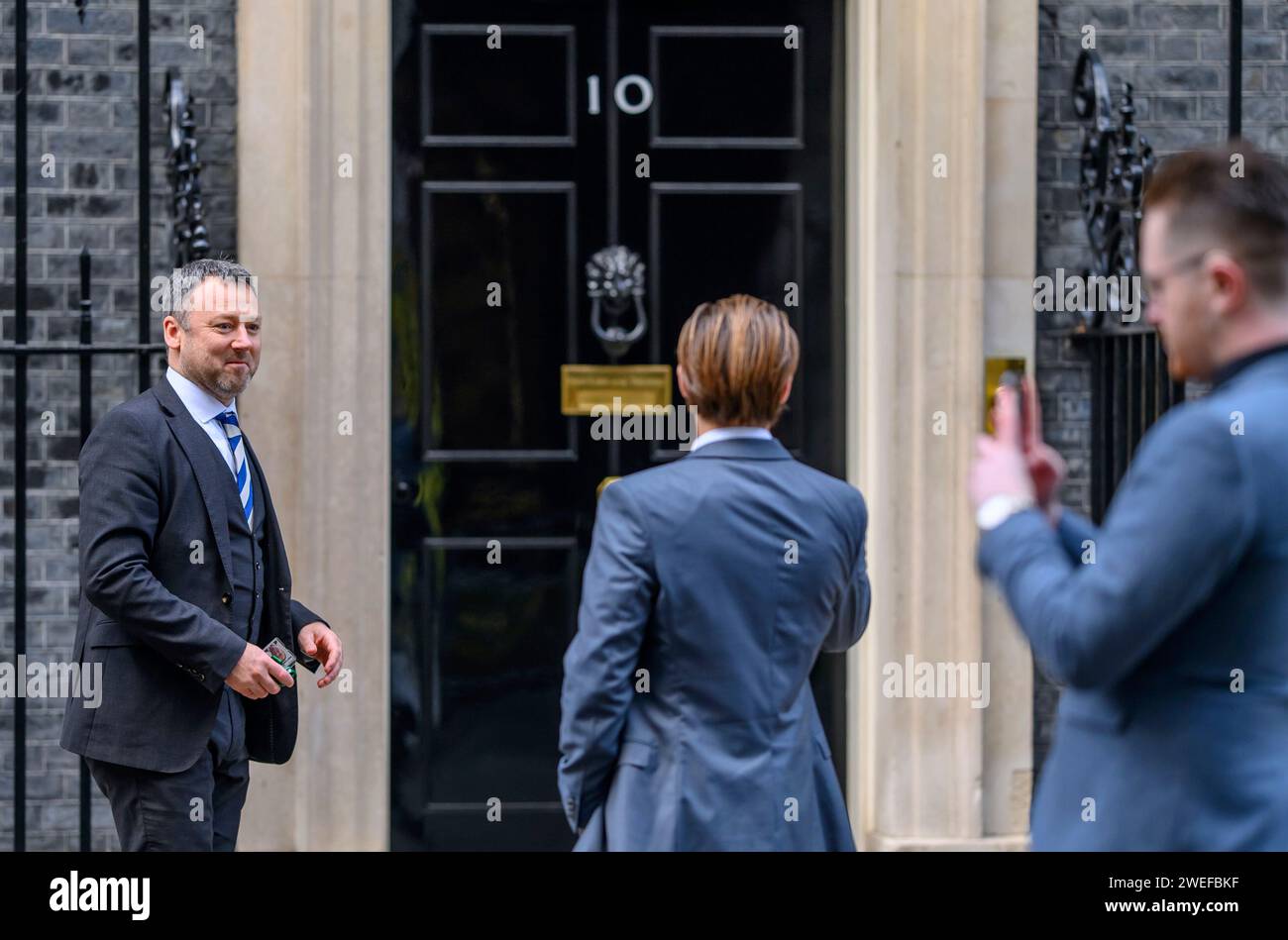 Brendon Clarke-Smith MP (Con: Bassetlaw) in Downing Street mit Alex Crockford (Personal Trainer und Model) 24. Januar 2024 Stockfoto