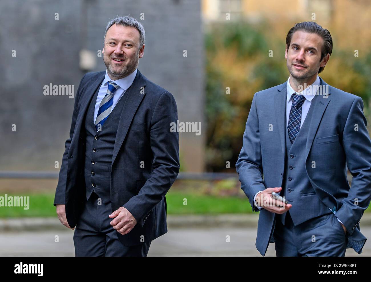 Brendon Clarke-Smith MP (Con: Bassetlaw) in Downing Street mit Alex Crockford (Personal Trainer und Model) 24. Januar 2024 Stockfoto