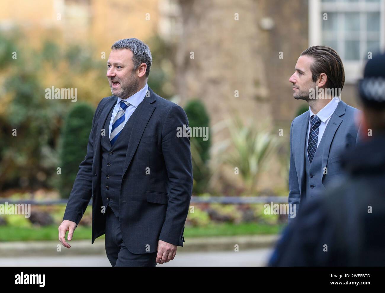 Brendon Clarke-Smith MP (Con: Bassetlaw) in Downing Street mit Alex Crockford (Personal Trainer und Model) 24. Januar 2024 Stockfoto