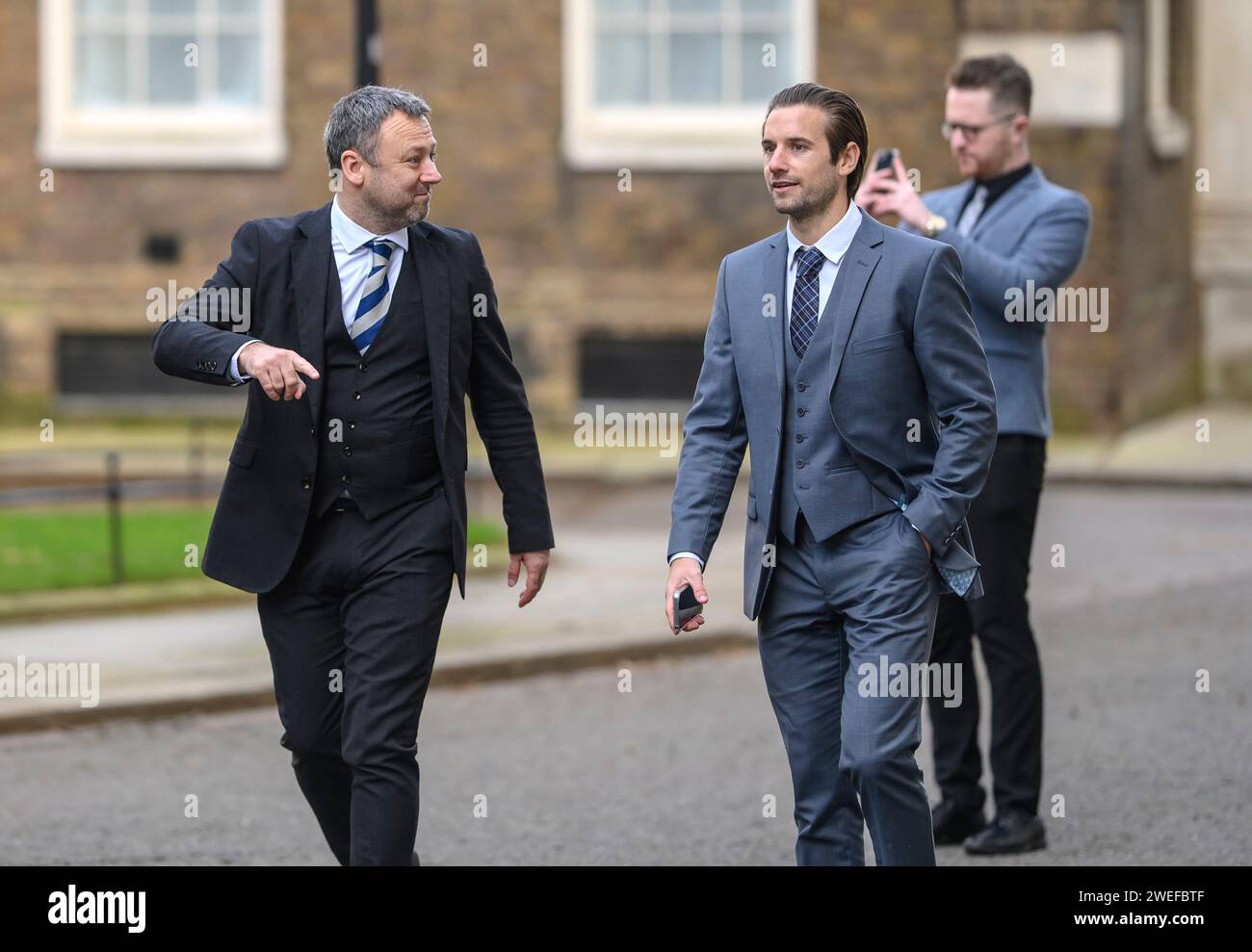 Brendon Clarke-Smith MP (Con: Bassetlaw) in Downing Street mit Alex Crockford (Personal Trainer und Model) 24. Januar 2024 Stockfoto