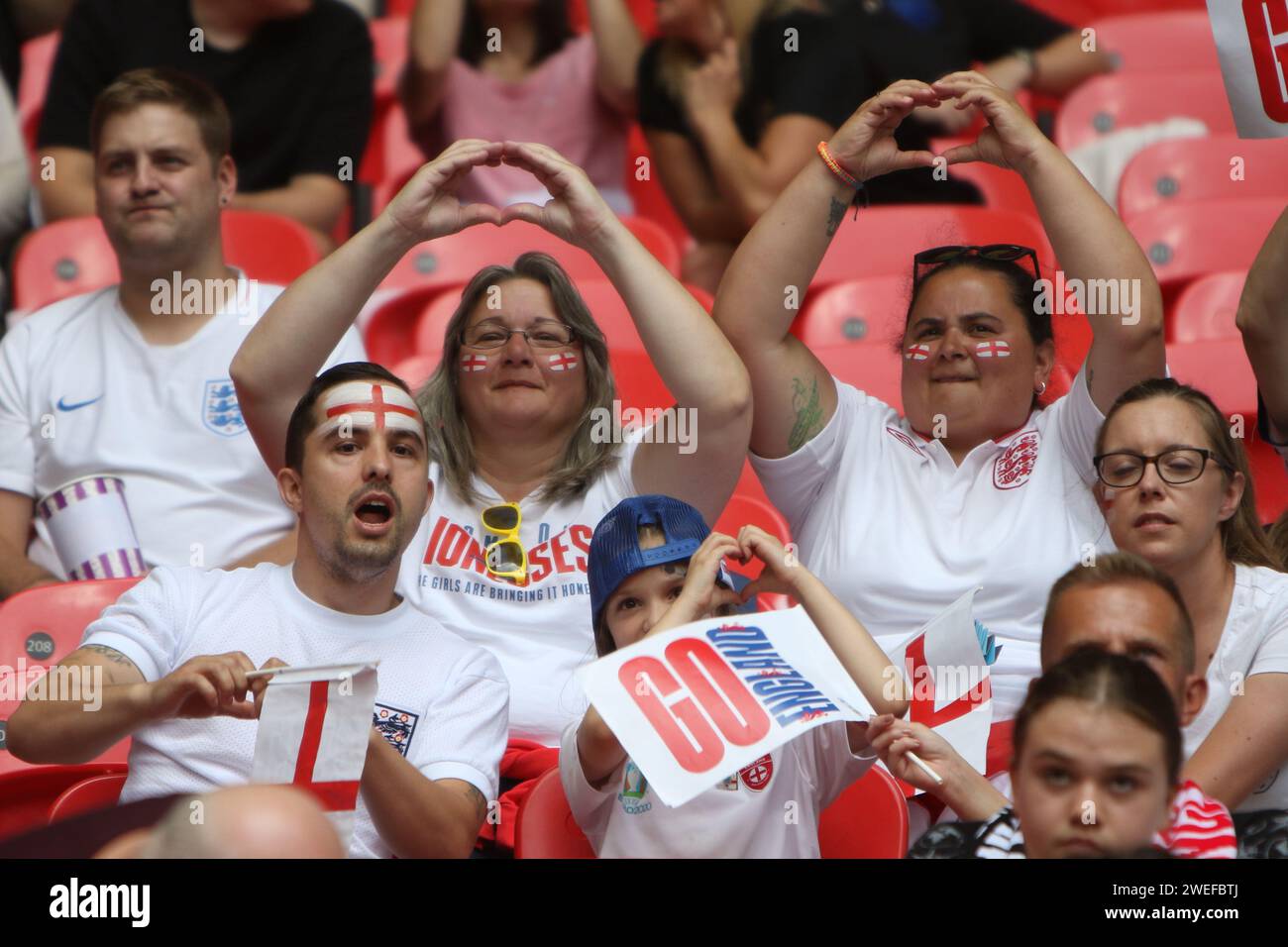 Fans machen das Liebesherz mit Händen UEFA Women's Euro Final 2022 England gegen Deutschland im Wembley Stadium, London, 31. Juli 2022 Stockfoto
