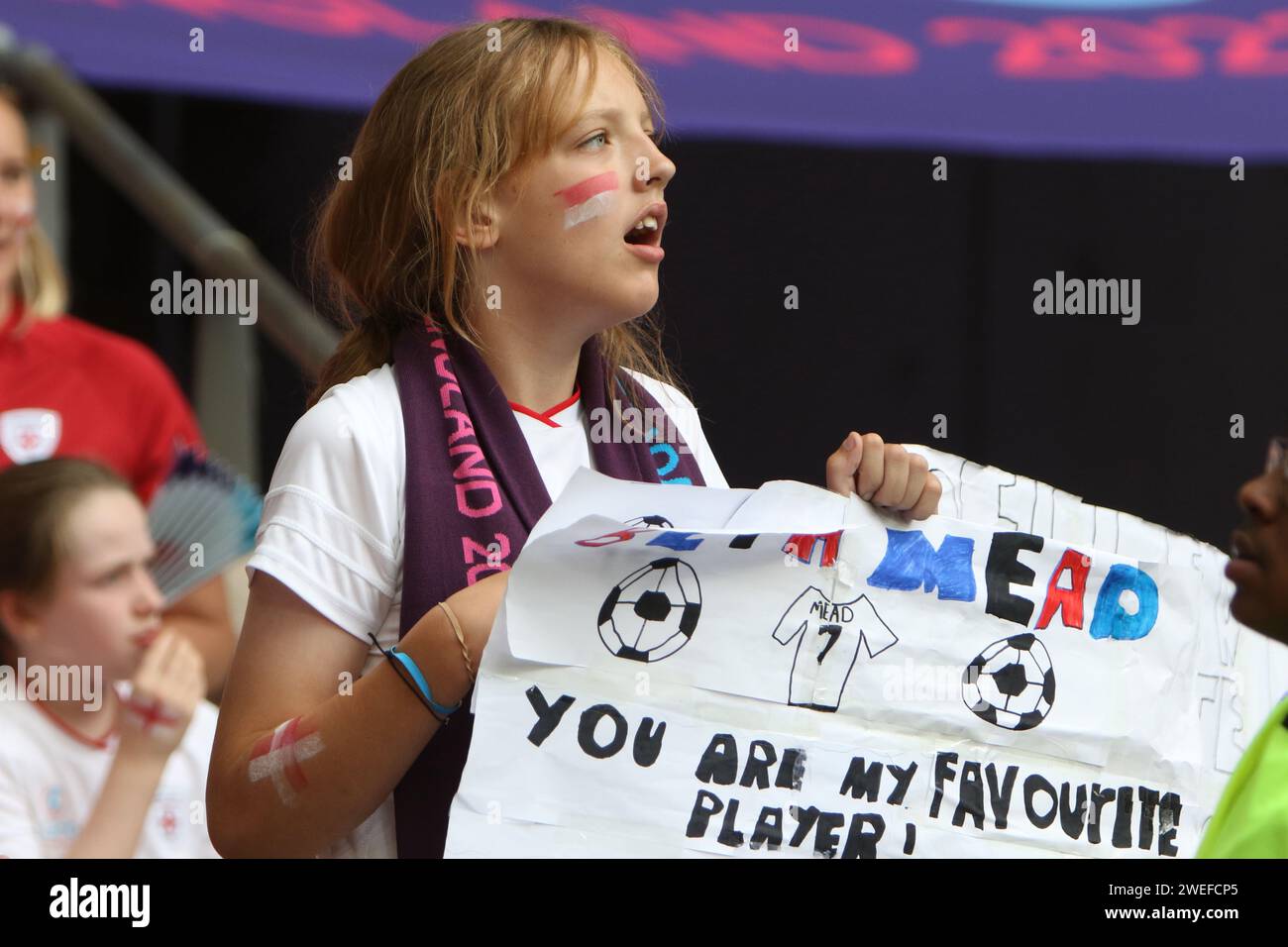 Junge Beth Mead-Fan mit Banner UEFA Women's Euro Final 2022 England gegen Deutschland im Wembley Stadium, London 31. Juli 2022 Stockfoto