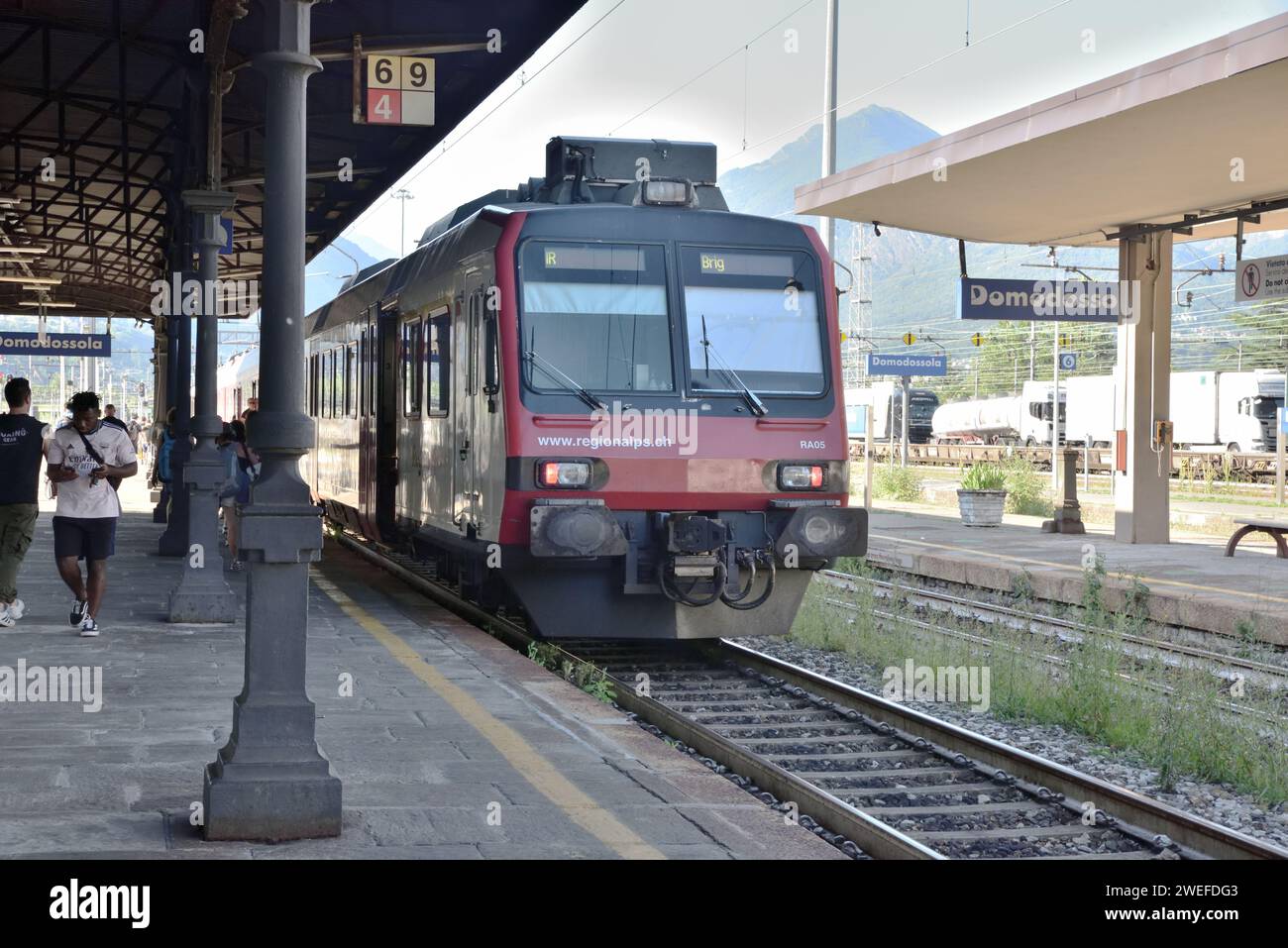 Am Bahnhof Domodossola, Italien, wartet ein Triebzug RegionAlps der Klasse RBde 4/4 mit grenzüberschreitendem Zug nach Brig, Schweiz. Stockfoto