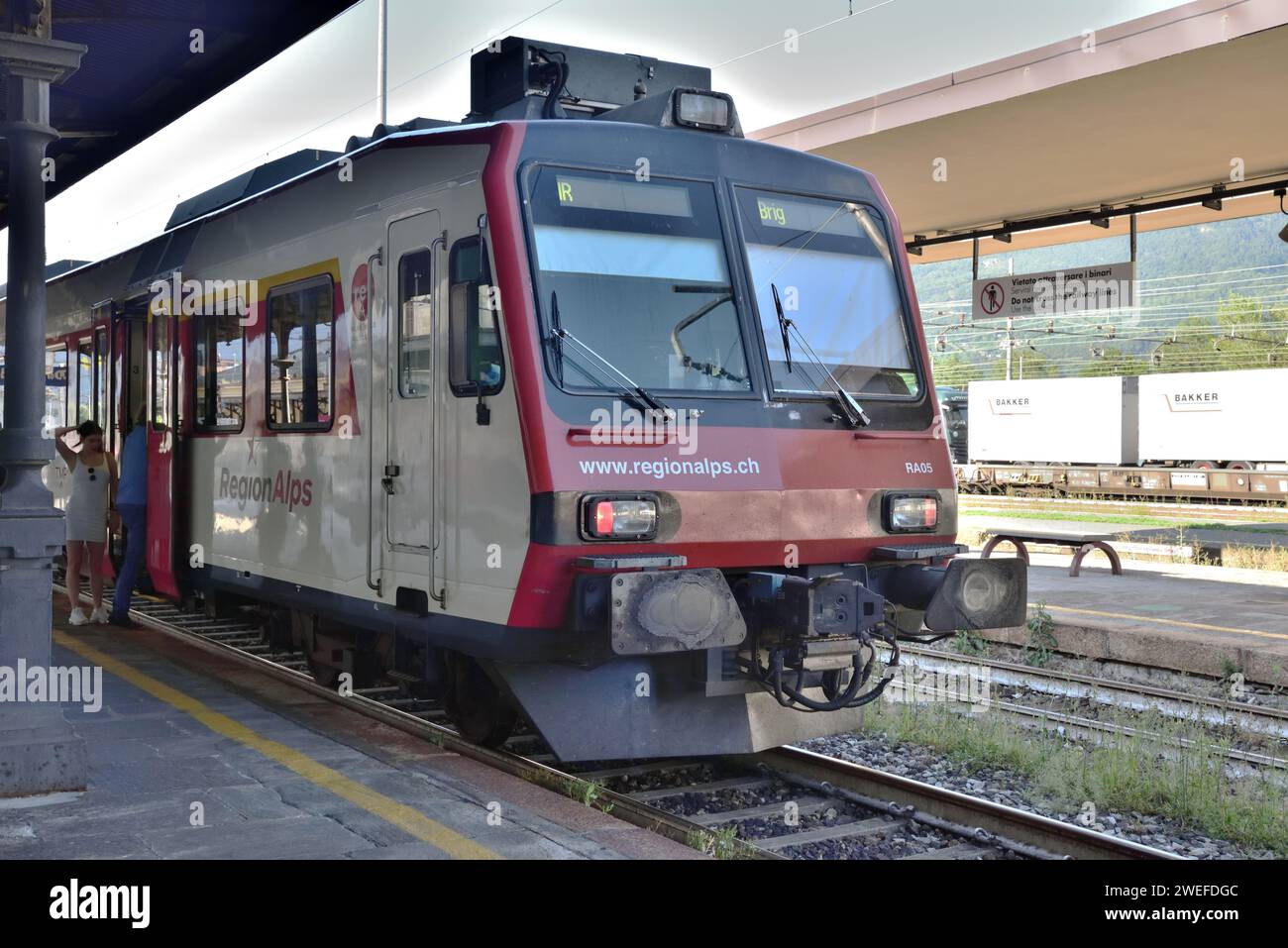 Am Bahnhof Domodossola, Italien, wartet ein Triebzug RegionAlps der Klasse RBde 4/4 mit grenzüberschreitendem Zug nach Brig, Schweiz. Stockfoto