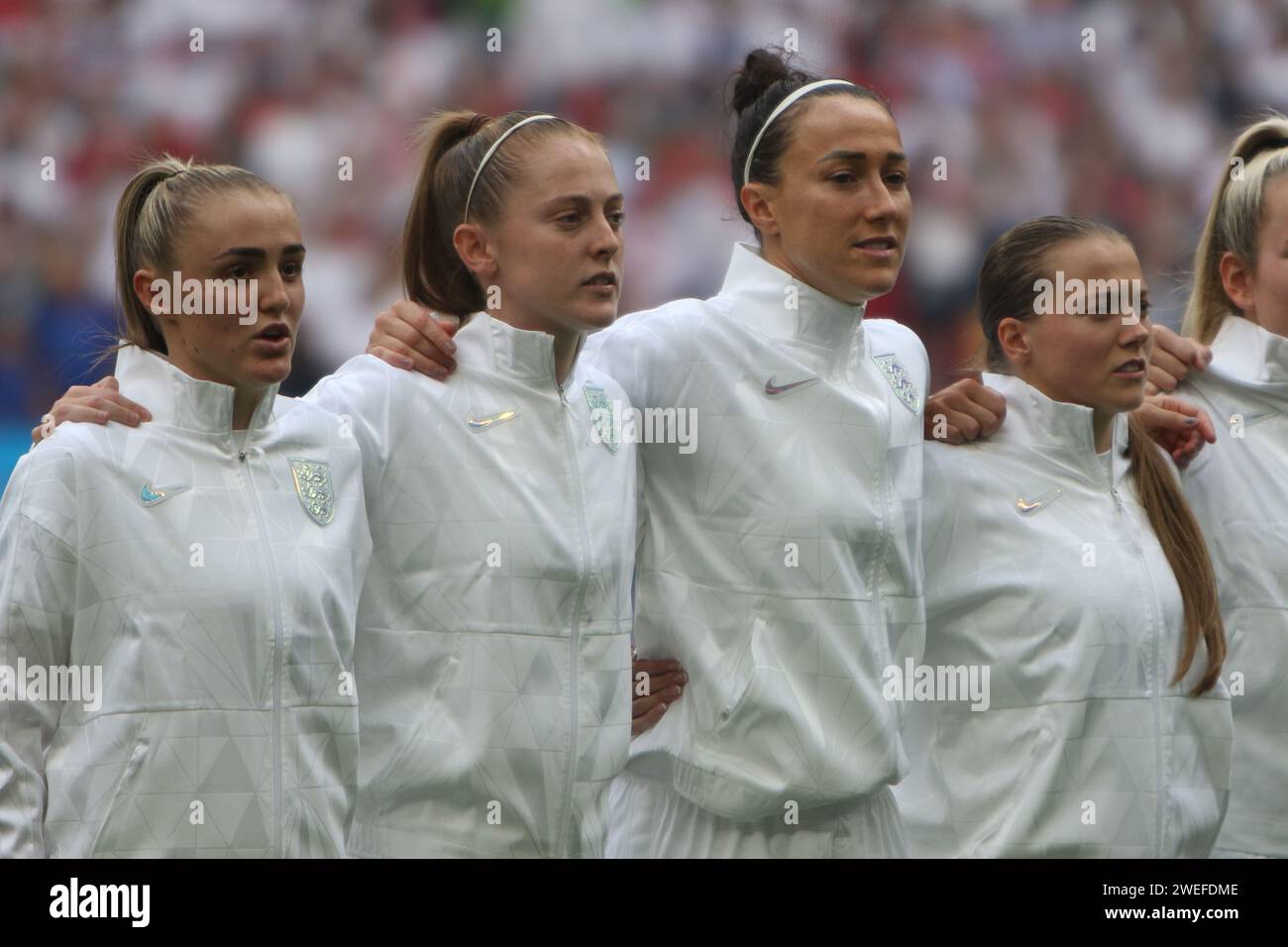 England-Team bei Nationalhymnen vor dem UEFA Women's Euro Final 2022 England gegen Deutschland im Wembley Stadium, London, 31. Juli 2022 Stockfoto