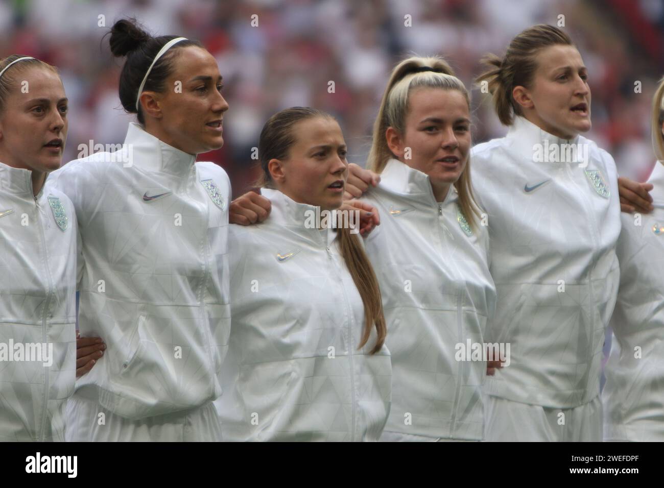 England-Team bei Nationalhymnen vor dem UEFA Women's Euro Final 2022 England gegen Deutschland im Wembley Stadium, London, 31. Juli 2022 Stockfoto