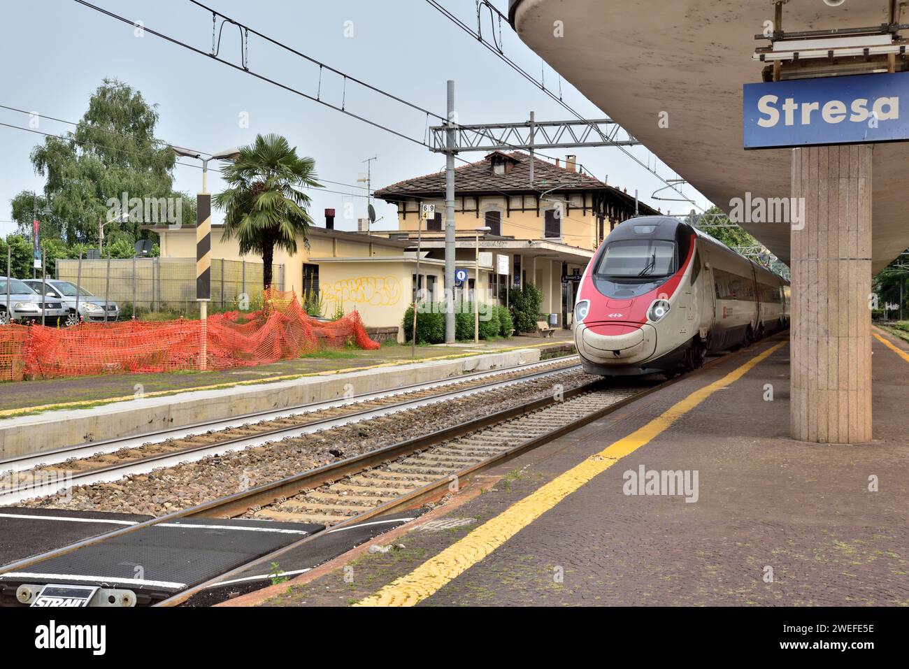 Eine nicht identifizierte Schweizerische Bahn-Baureihe ETR.610 Pendolino Due passiert den Bahnhof Stresa mit einem grenzüberschreitenden Zug in die Schweiz. Stockfoto