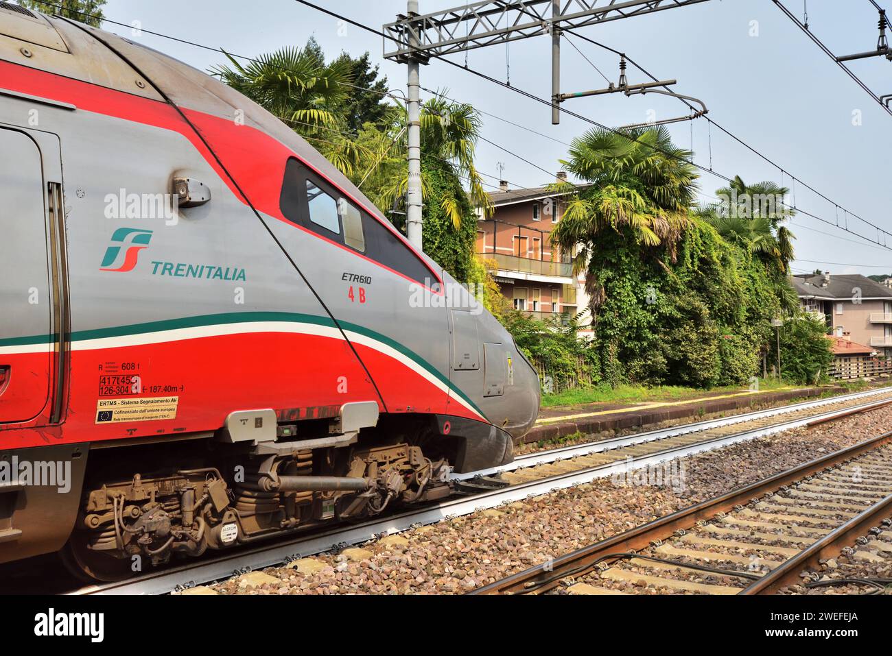 Eine Trenitalia-Baureihe ETR.610, Nummer 4, hält am Bahnhof Stresa mit einem grenzüberschreitenden Zug von der Schweiz nach Italien. Stockfoto