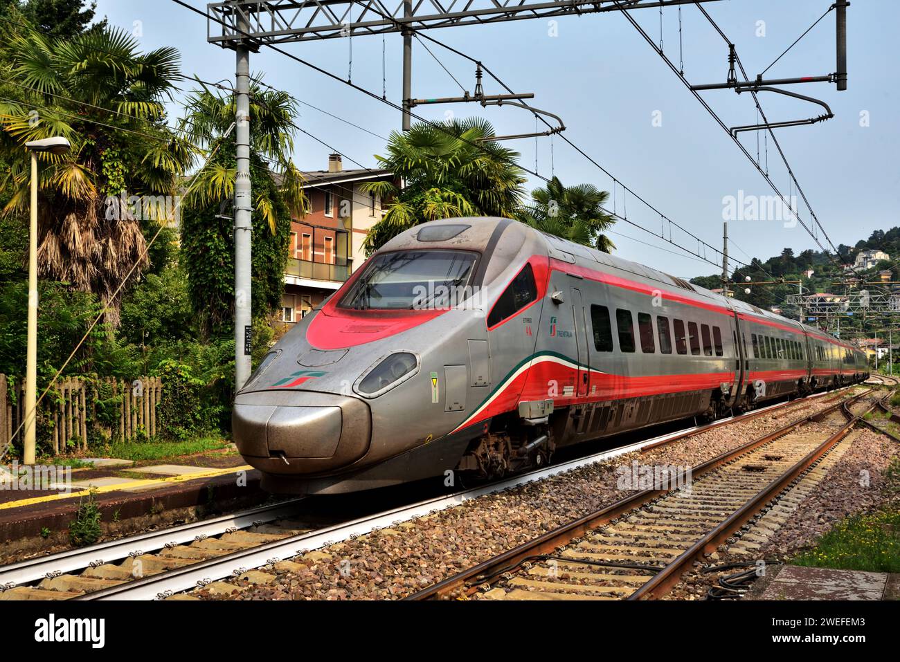 Eine Trenitalia-Baureihe ETR.610, Nummer 4, kommt am Bahnhof Stresa mit einem grenzüberschreitenden Zug von der Schweiz nach Italien an. Stockfoto