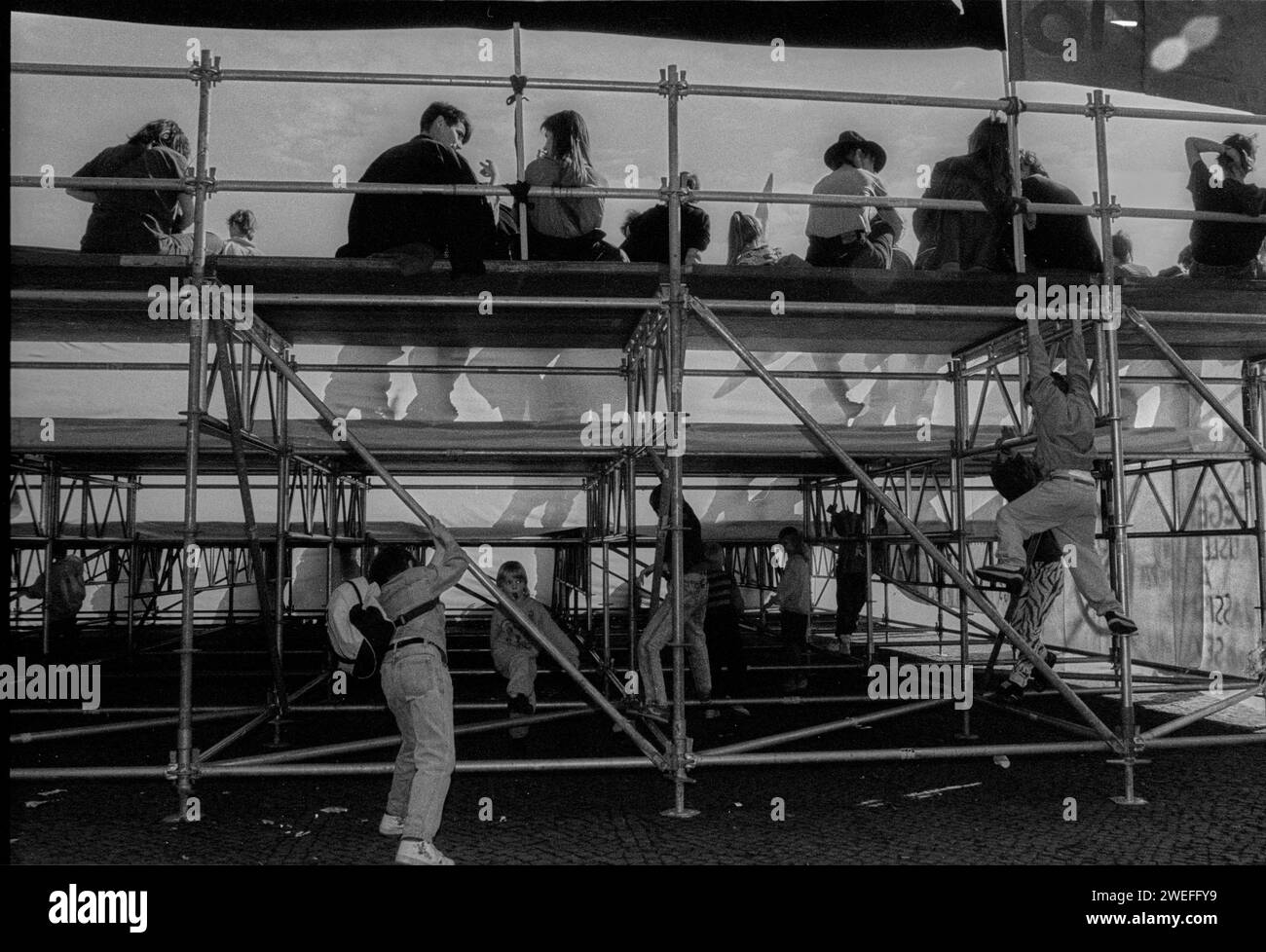 DDR, Berlin, 28.09.1990, Frauendemo gegen Abtreibungsverbot, im Lustgarten, Tribüne, kletternde Kinder, Rolf Zoellner Protest gegen Abtreibungsverbot *** DDR, Berlin, 28 09 1990, Frauendemonstration gegen Abtreibungsverbot, im Lustgarten, Tribüne, Kletterkinder, Rolf Zoellner Protest gegen Abtreibungsverbot Stockfoto