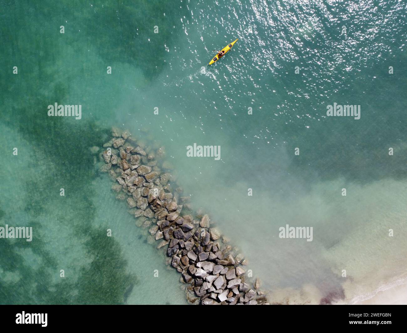 Gelbes Kajak paddelt im Ozean der Biscayne Bay von oben Stockfoto