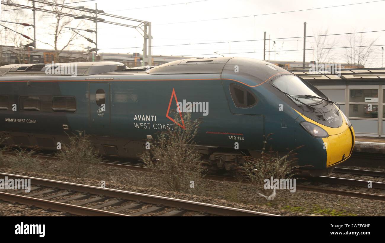 Lichfield, Staffordshire, England 25. Januar 2024 Ein Pendolino-Zug der Baureihe 390, der von Avanti West Coast betrieben wird, fährt durch den Bahnhof Lichfield Trent Valley. Avanti West Coast ist ein Konsortium zwischen FirstGroup und Trentalia, das Verbindungen zwischen Manchester, London, Liverpool, Glasgow und Edinburgh betreibt. ©Ged Noonan/Alamy Stockfoto