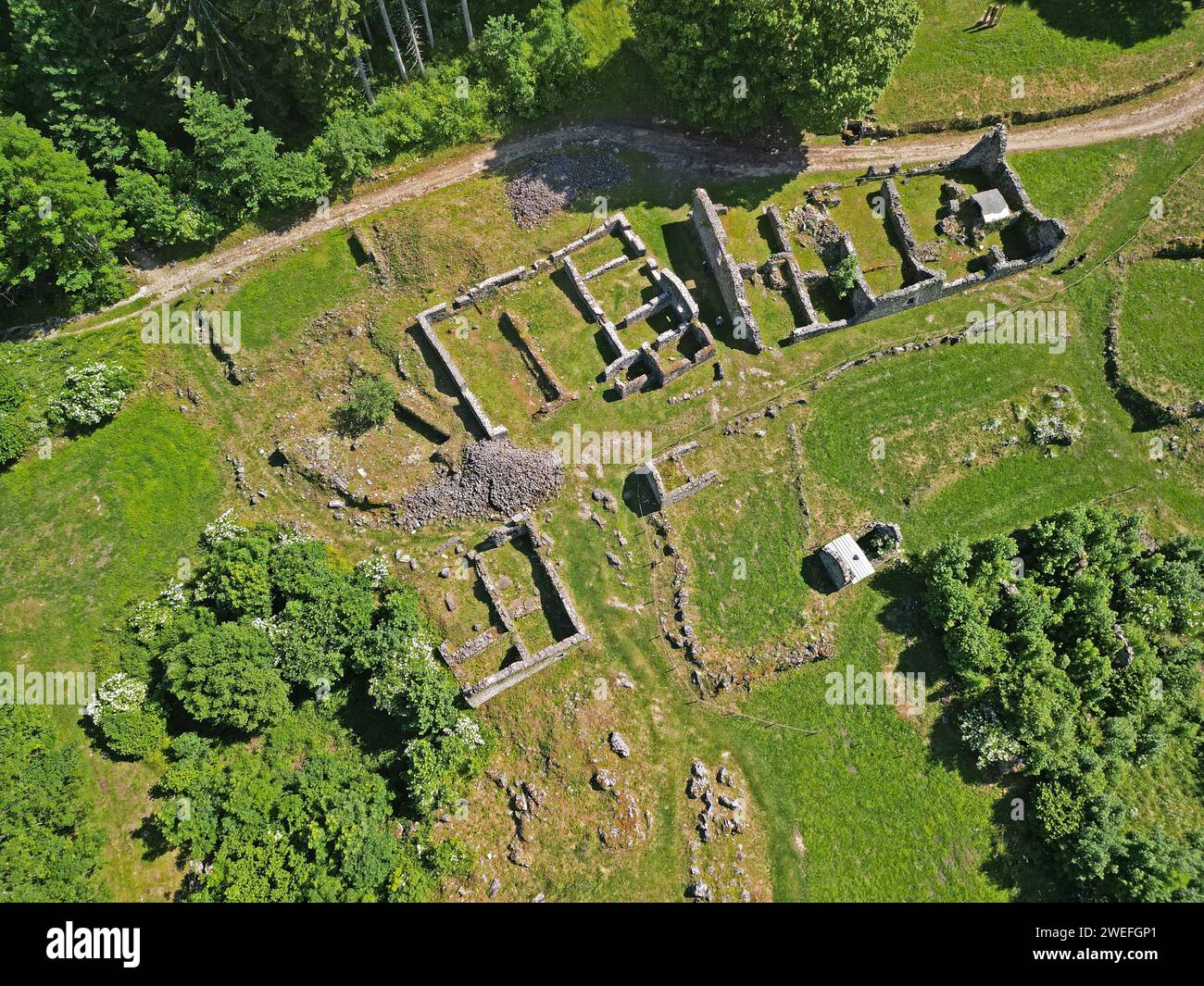 Blick aus der Vogelperspektive über Valchevrière, ruinierte Ortschaft, Résistance im Herzen des Vercors in der Nähe von Villard de Lans, Drome, Frankreich Stockfoto