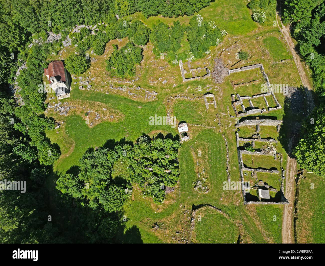 Blick aus der Vogelperspektive über Valchevrière, ruinierte Ortschaft, Résistance im Herzen des Vercors in der Nähe von Villard de Lans, Drome, Frankreich Stockfoto