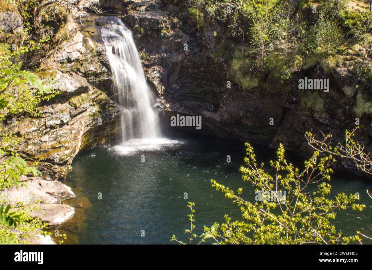 Blick hinunter auf die Fälle von Falloch vom Aussichtspunkt Stockfoto