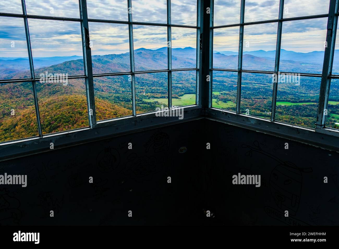 Wunderschöne Worcester Range der Green Mountains im Zentrum von Vermont, mit Blick südlich vom Elmore Mt. Feuerwehrturm. Stockfoto